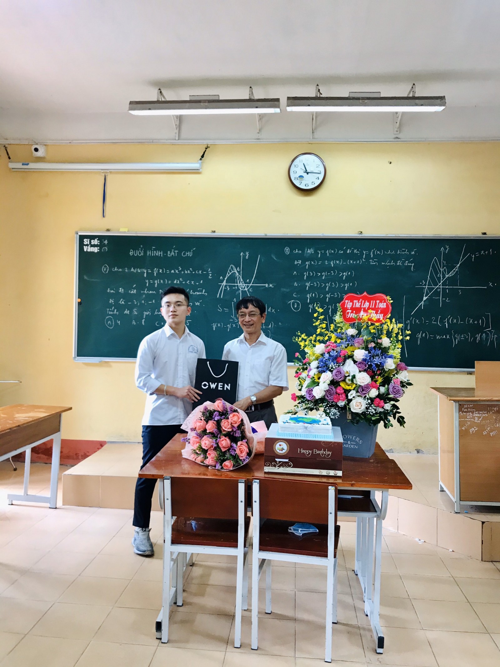 Bạn Hà Minh Đức – giải Ba vượt cấp - lớp trưởng lớp 11 chuyên Toán - đại diện cho các bạn gửi tình cảm tri ân sâu sắc đến người Thầy của mình